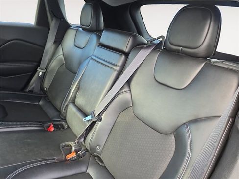 Used 2019 Jeep Cherokee Latitude Plus w/ Comfort/Convenience Group image 13