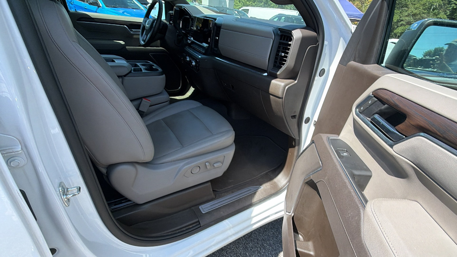 Used 2025 GMC Sierra 1500 SLT AWD/4WD image 19