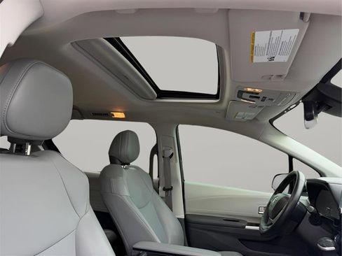 Used 2021 Toyota Sienna XLE FWD image 35