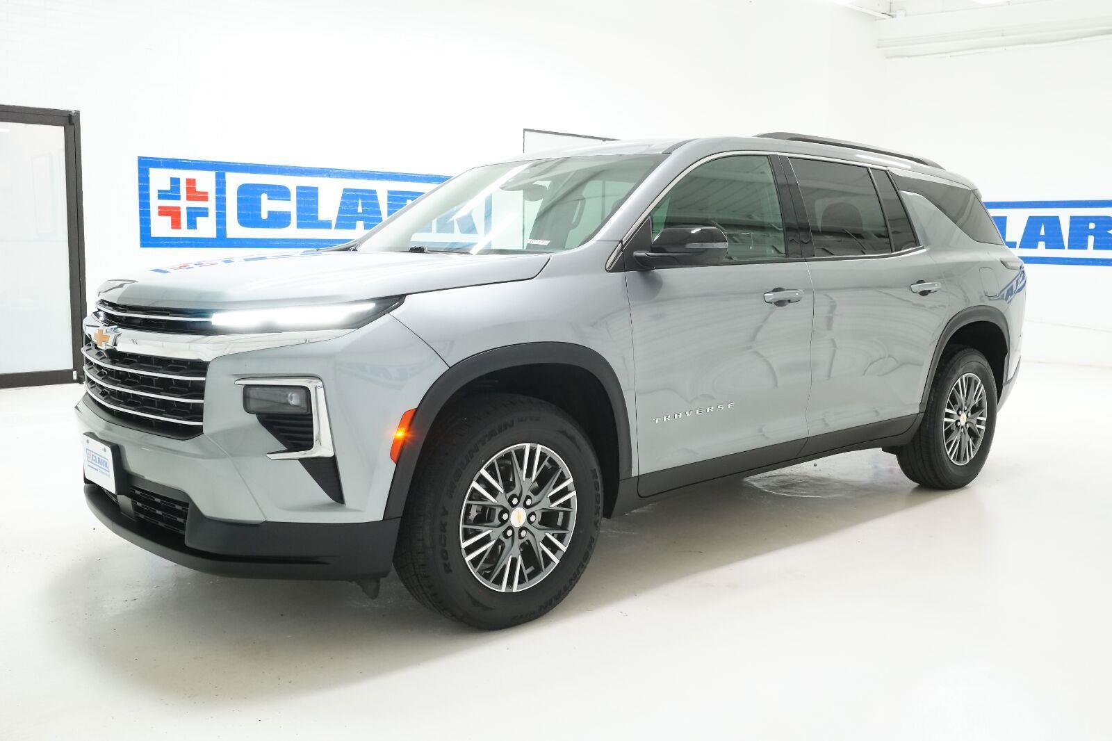 Used 2025 Chevrolet Traverse LT FWD image 30