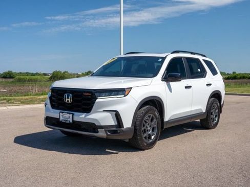 Used 2025 Honda Pilot TrailSport image 3