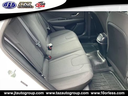 Used 2021 Hyundai Elantra SE FWD image 14
