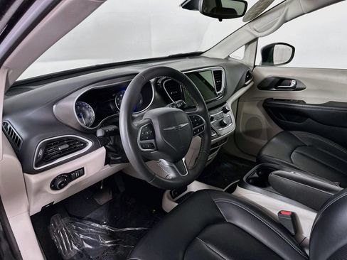 Certified 2023 Chrysler Pacifica Touring-L FWD image 16
