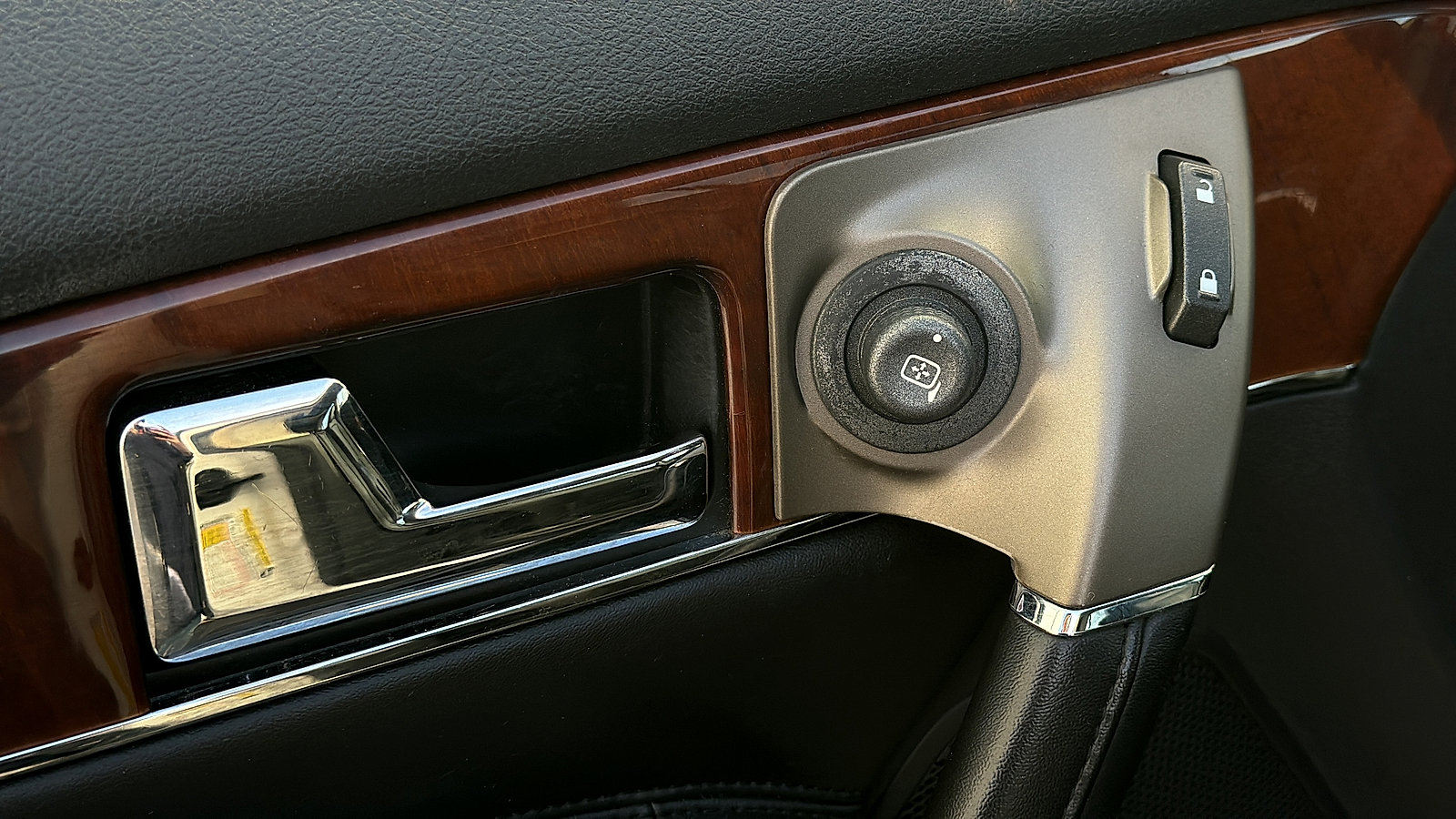 Used 2011 Lincoln MKX AWD w/ 102A Rapid Spec Order Code image 24