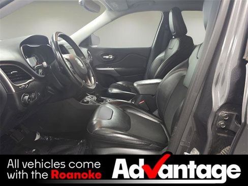 Used 2019 Jeep Cherokee Latitude Plus w/ Comfort/Convenience Group image 4