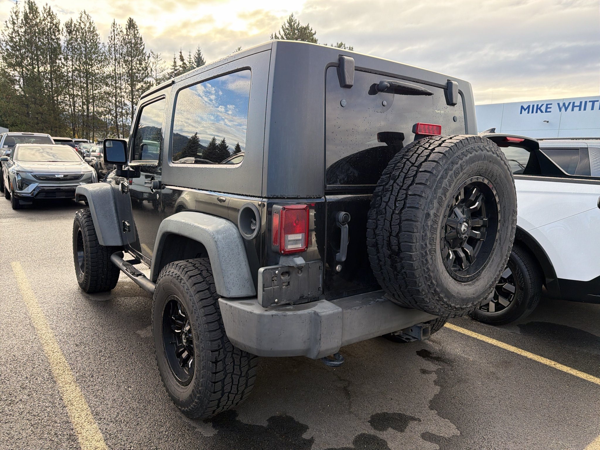 Used 2010 Jeep Wrangler Rubicon w/ Dual Top Group AWD/4WD image 5