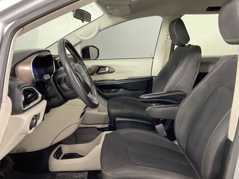 Used 2022 Chrysler Voyager LX image 10