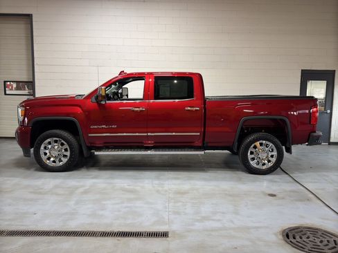Used 2019 GMC Sierra 2500 Denali w/ Duramax Plus Package image 2