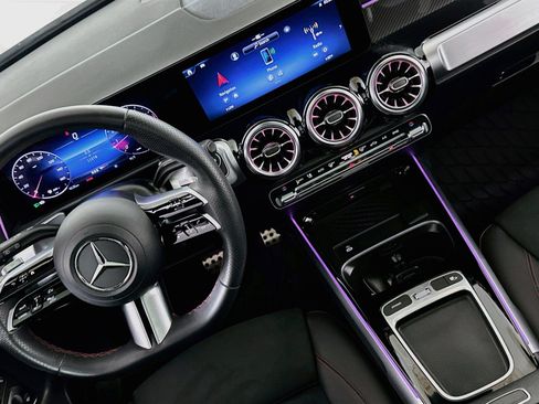 Used 2024 Mercedes-Benz GLB 250 4MATIC image 18