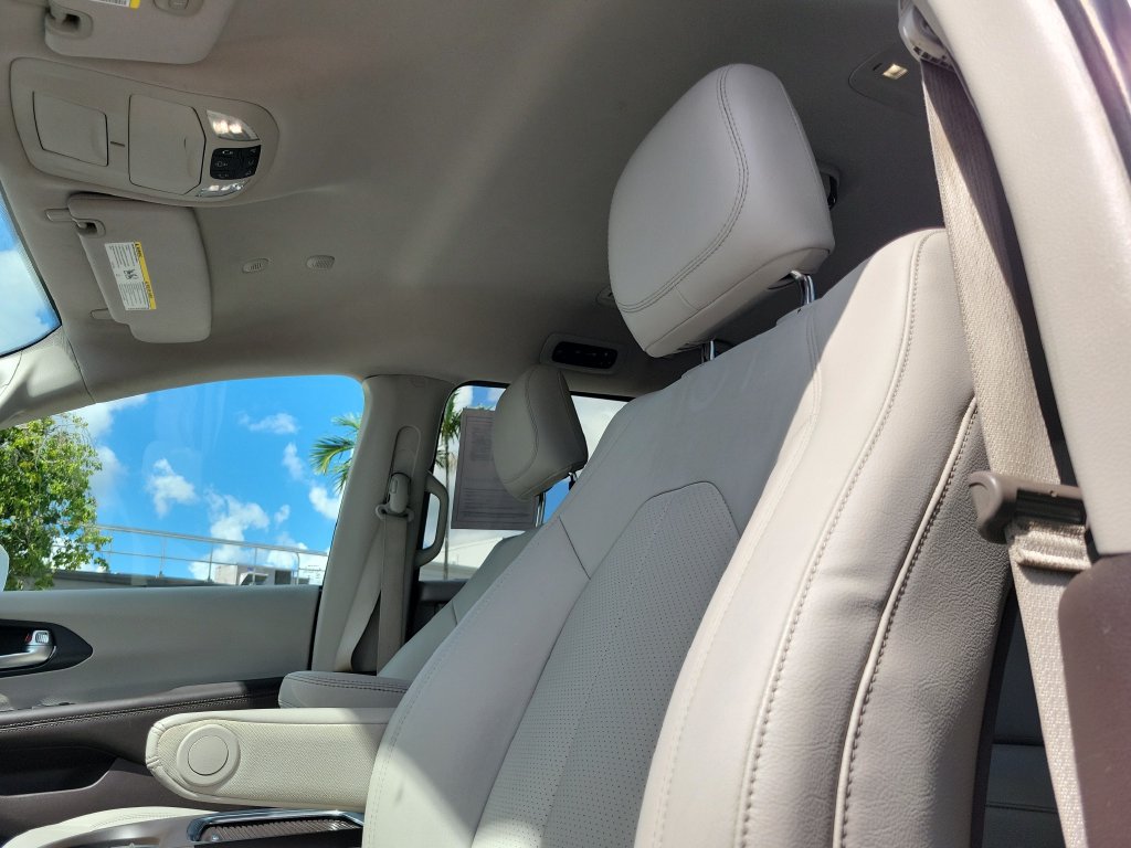 Used 2020 Chrysler Pacifica Touring-L w/ Advanced Safetytec Group FWD image 17