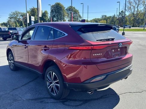 Used 2022 Toyota Venza image 2