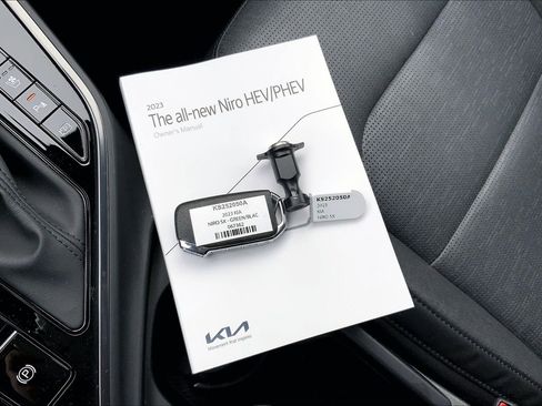 Used 2023 Kia Niro SX image 12