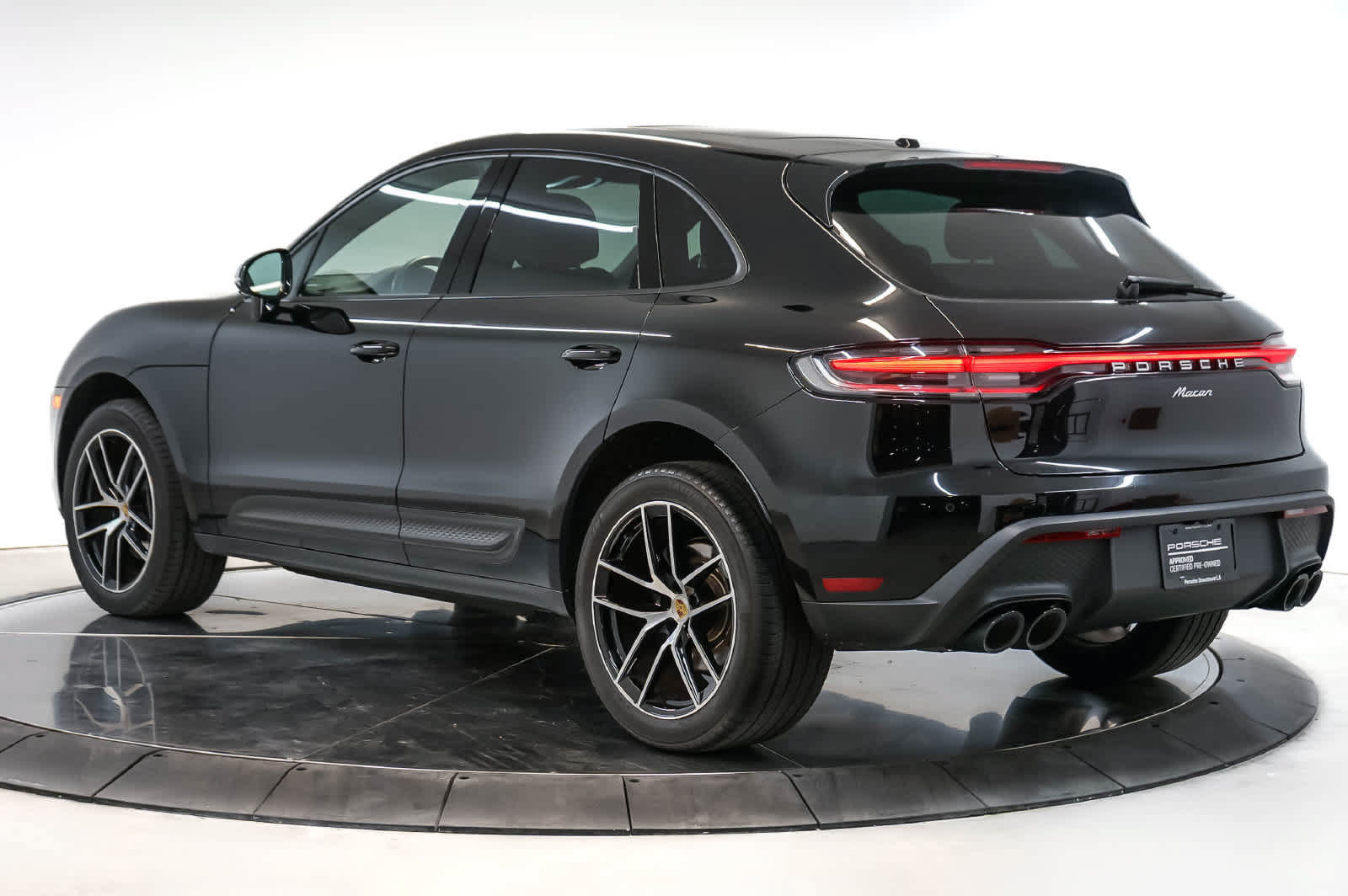 Certified 2024 Porsche Macan AWD/4WD image 3