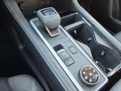 Used 2024 Nissan Pathfinder SV image 14