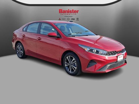 Used 2024 Kia Forte LXS image 3