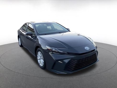 Used 2025 Toyota Camry LE image 3