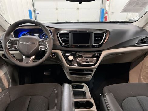 Used 2024 Chrysler Voyager LX image 10