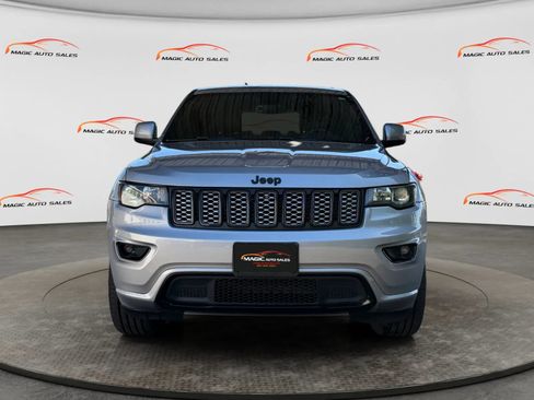 Used 2018 Jeep Grand Cherokee Altitude AWD/4WD image 3