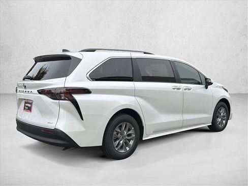 Certified 2025 Toyota Sienna XLE AWD/4WD image 5