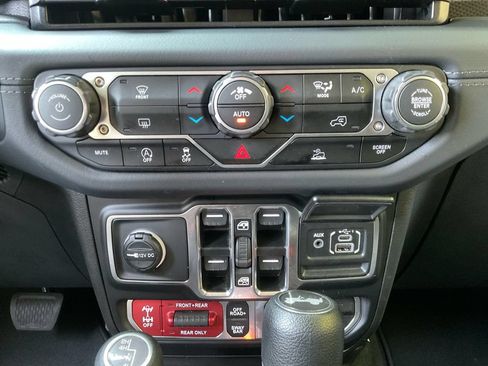 Used 2026 Jeep Wrangler Unlimited Rubicon AWD/4WD image 25