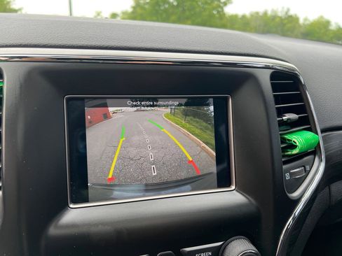 Used 2019 Jeep Grand Cherokee Laredo AWD/4WD image 24