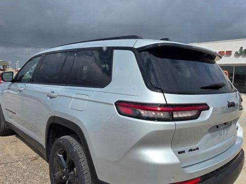 Used 2022 Jeep Grand Cherokee L Limited w/ Luxury Tech Group II image 8