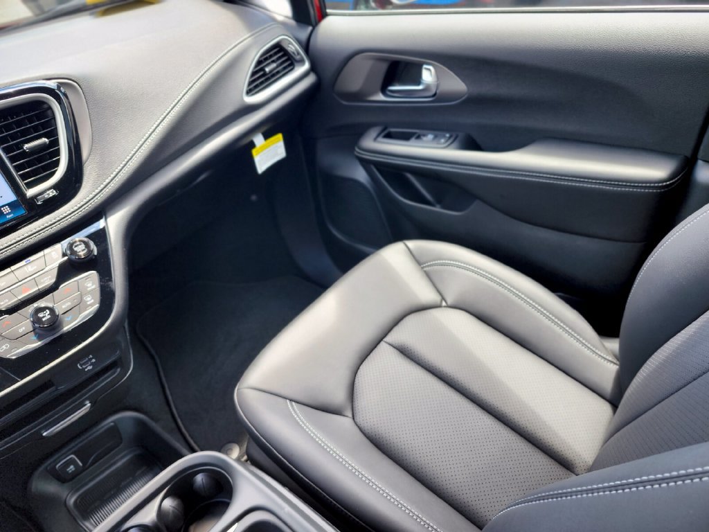 New 2027 Chrysler Pacifica Select AWD/4WD image 15