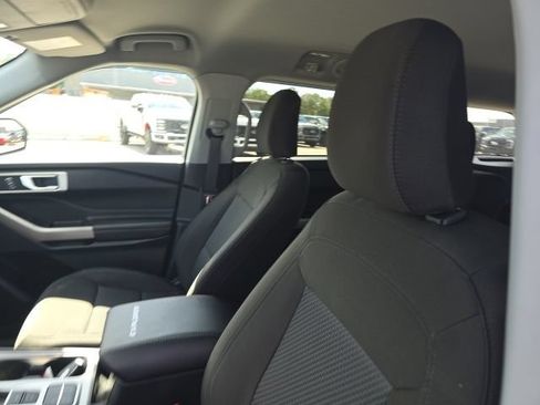 Used 2024 Ford Explorer XLT RWD image 7