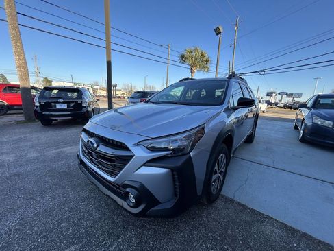 Used 2025 Subaru Outback Premium image 4