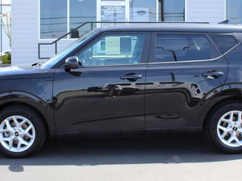 Used 2023 Kia Soul S FWD image 3