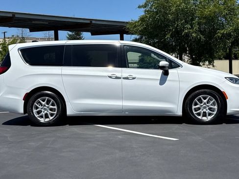 Used 2023 Chrysler Pacifica Touring-L FWD image 10