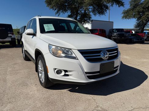 Used 2009 Volkswagen Tiguan SE image 1