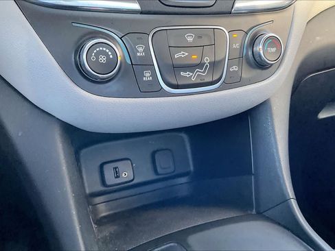 Used 2018 Chevrolet Equinox LS FWD image 32