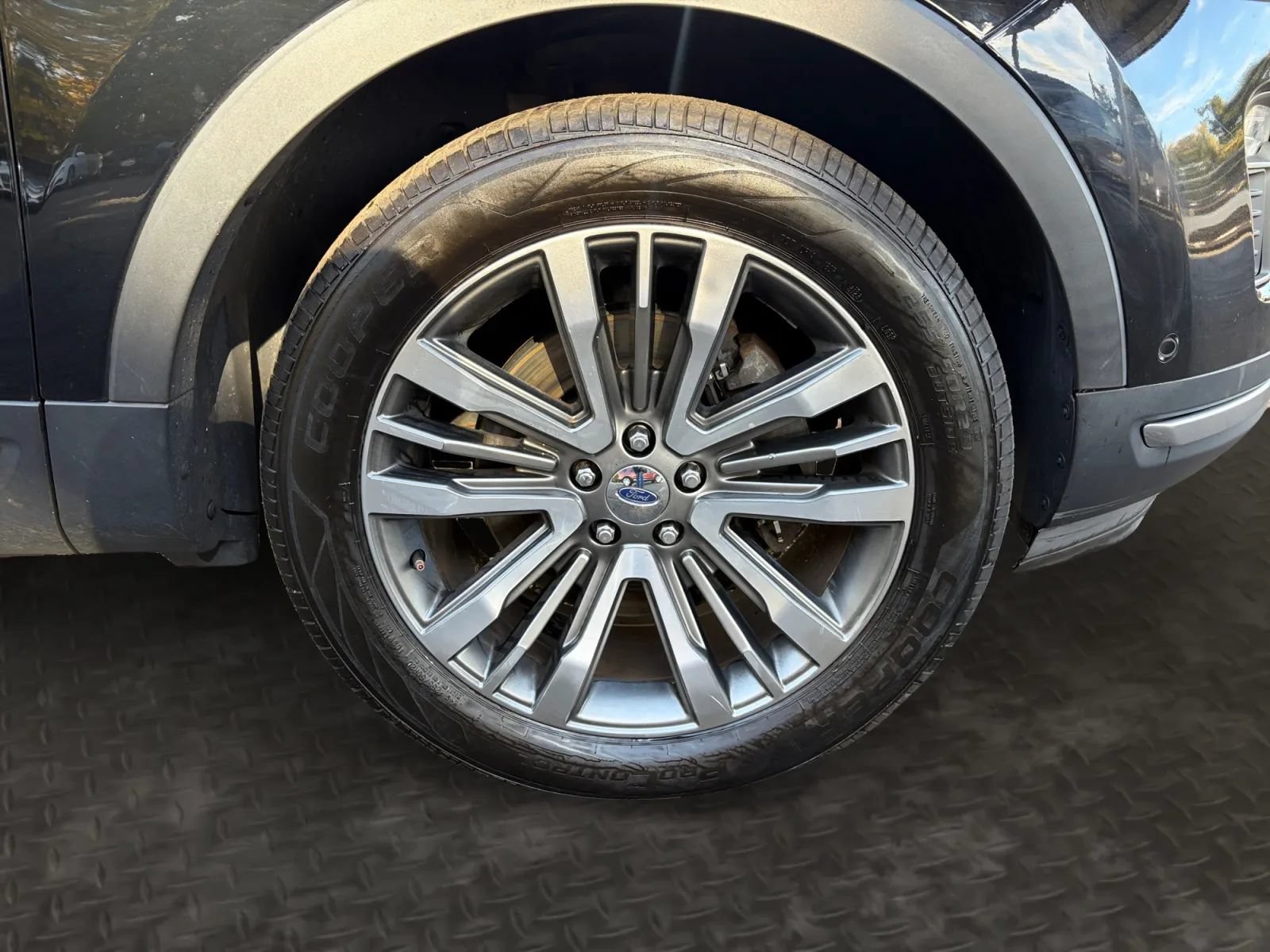 Used 2018 Ford Explorer Platinum AWD/4WD image 40