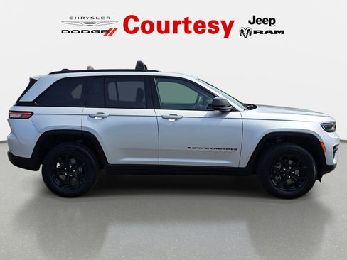 Certified 2024 Jeep Grand Cherokee Altitude AWD/4WD image 4