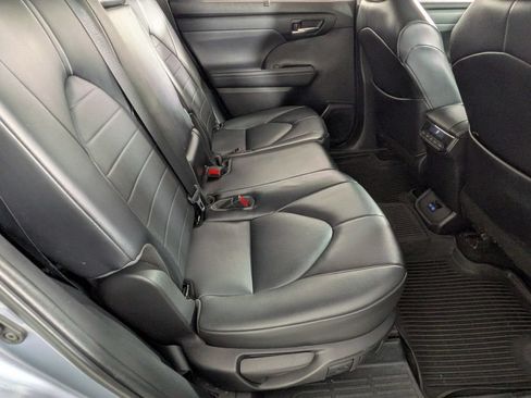 Used 2022 Toyota Highlander XLE AWD/4WD image 26