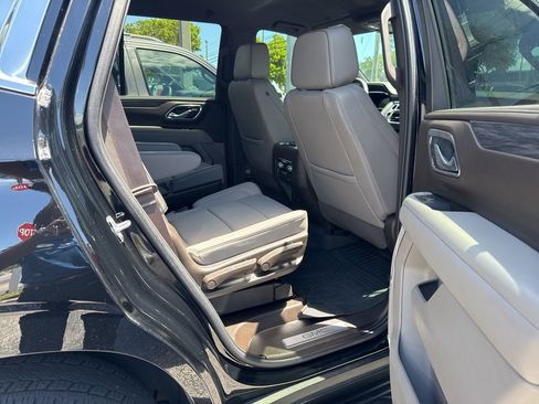 Used 2024 GMC Yukon SLT w/ SLT Luxury Package image 14