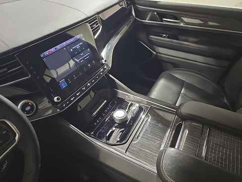 Used 2022 Jeep Wagoneer Series III w/ Premium Group I image 12