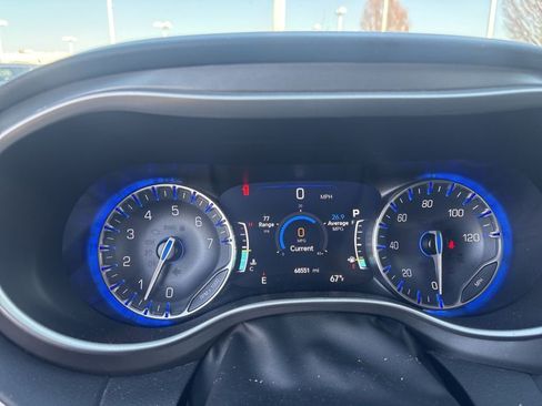 Used 2023 Chrysler Pacifica Touring-L image 10