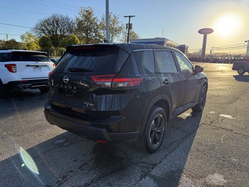 Used 2024 Nissan Rogue SV image 9
