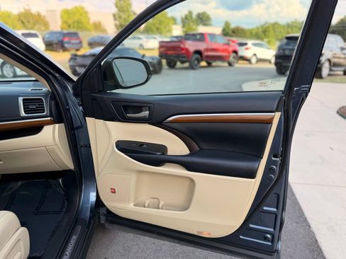 Used 2019 Toyota Highlander Limited Platinum FWD image 24