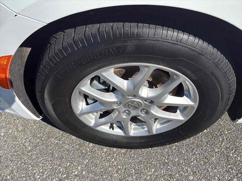 Used 2023 Chrysler Pacifica Touring-L image 9