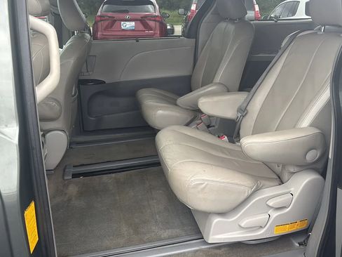 Used 2014 Toyota Sienna LE image 18
