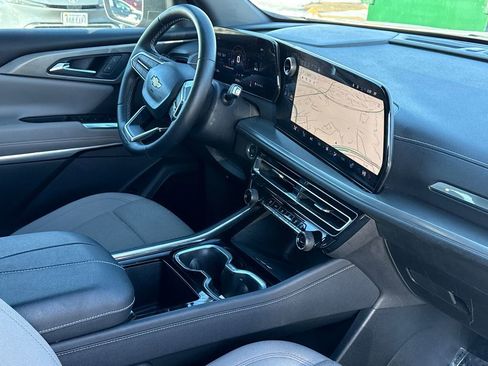 Used 2025 Chevrolet Traverse LT image 8