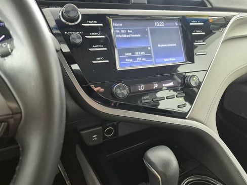 Used 2018 Toyota Camry SE FWD image 18