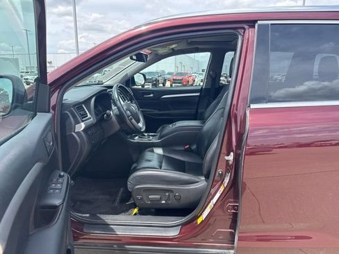 Used 2019 Toyota Highlander XLE AWD/4WD image 17