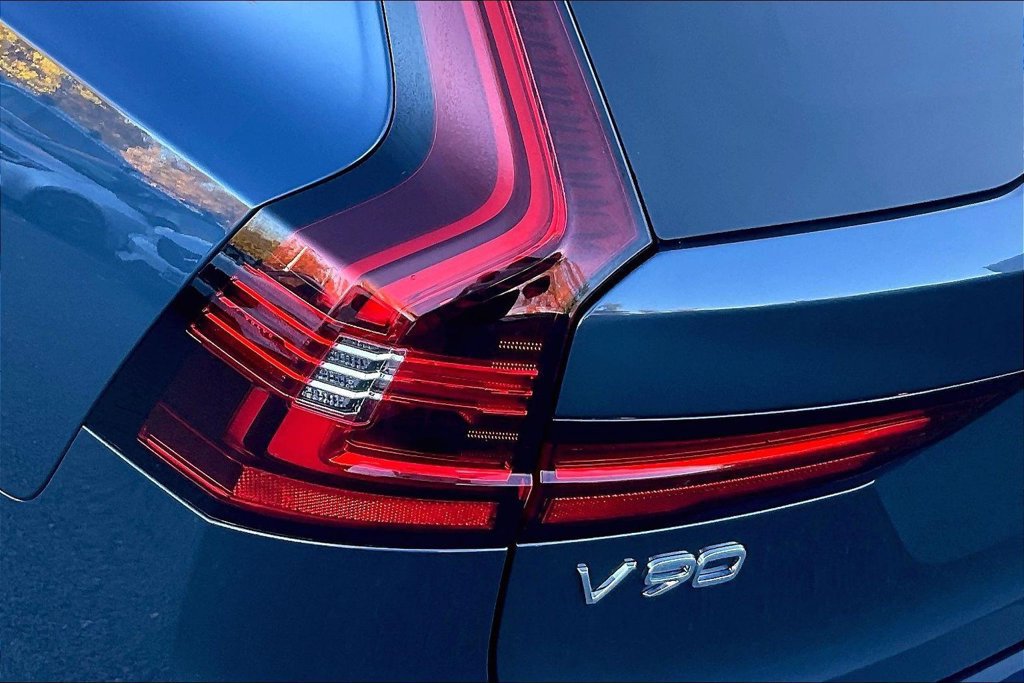 Used 2022 Volvo V90 B6 Cross Country w/ Advanced Package AWD/4WD image 24
