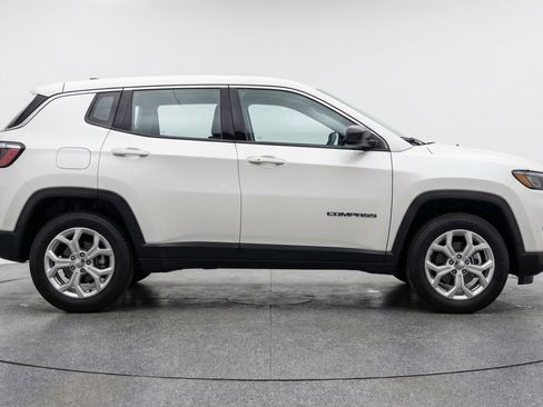 Used 2025 Jeep Compass Latitude AWD/4WD image 11