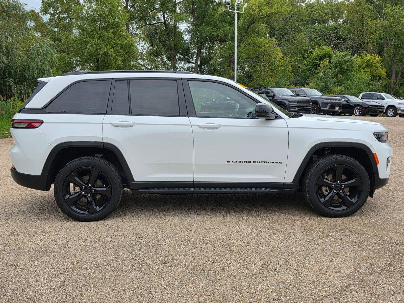 Used 2025 Jeep Grand Cherokee Altitude AWD/4WD image 6