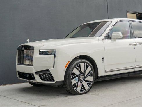 Used 2025 Rolls-Royce Cullinan image 18